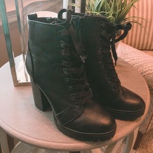 STEVE MADDEN BLACK TIE UP HEEL BOOTIES
